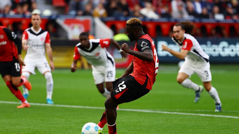 Boniface sút hỏng penalty đầu trận.