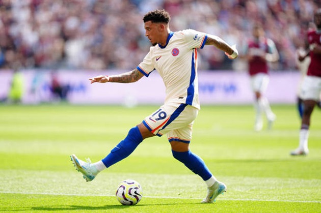 Sancho nhanh chóng chiếm suất đá chính tại Chelsea.