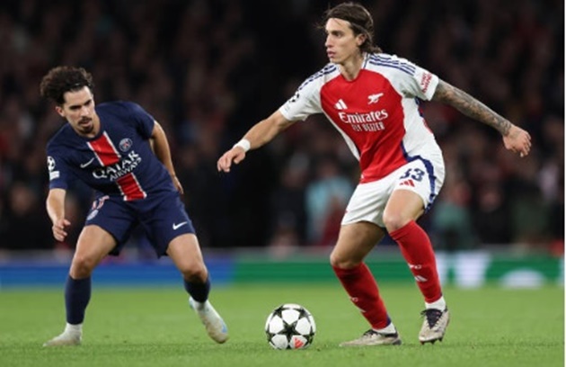 Riccardo Calafiori đã có lần đá chính đầu tiên của mình cho Arsenal ở đấu trường Champions League.