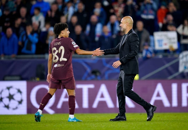 Pep Guardiola yêu cầu Rico Lewis chơi bó vào trung lộ nhiều hơn ở trận đấu với Slovan Bratislava.