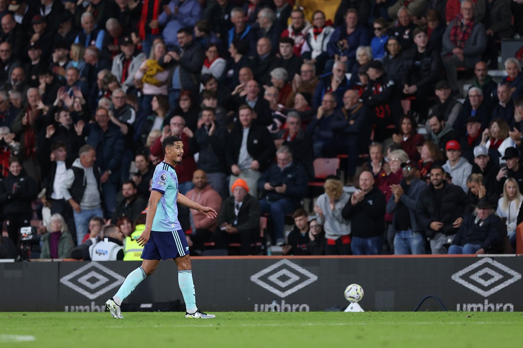 Saliba phải đi tắm sớm trong trận với Bournemouth.