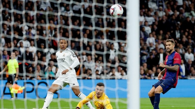 Tình huống Mbappe đưa được bóng vào lưới nhưng không được công nhận.