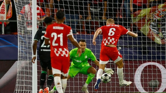 Phút 73, Arnaut Danjuma đột phá dũng mãnh qua hàng loạt hậu vệ, trước khi chuyền ngang để Donny van de Beek dứt điểm cận thành, gỡ hòa 2-2 cho Girona.