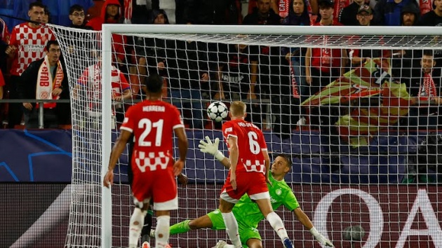 Cận cảnh tình huống Van de Beek sút tung lưới Feyenoord gỡ hòa 2-2 cho Girona trong trận.