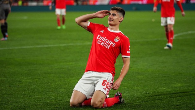 Juventus bổ sung Silva vào danh sách trung vệ mục tiêu.