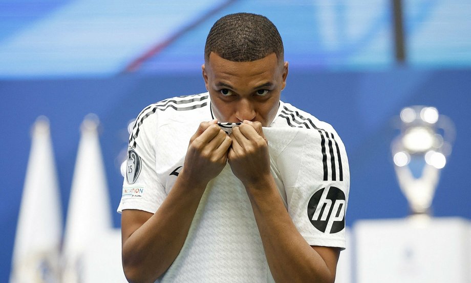 Mbappe khá tích cực phối hợp với các đồng đội.