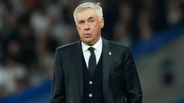 Ancelotti méo mặt vì chấn thương ở Real Madrid.