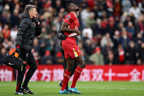 Gomez rời sân trong trận gặp Brighton.