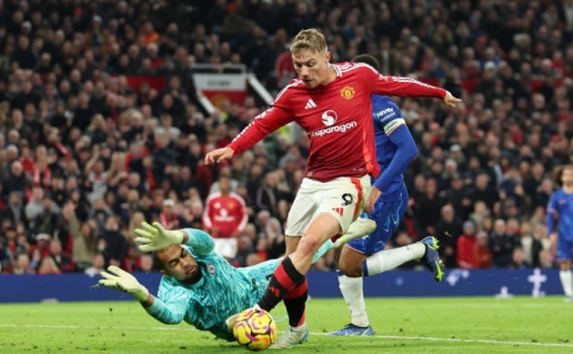 Nhưng Robert Sanchez lại mắc lỗi lớn khiến Chelsea chịu penalty trước M.U.