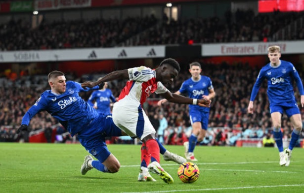 Arsenal nỗ lực dồn ép đối thủ.