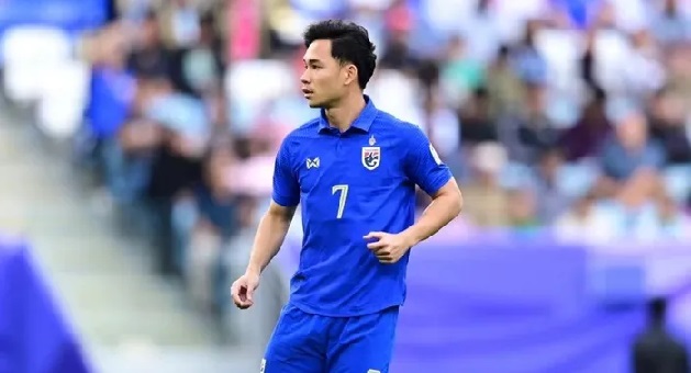 Supachok Sarachat đã hội quân cùng ĐT Thái Lan trước trận gặp Malaysia.