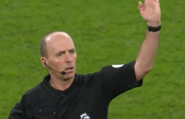 Mike Dean phân tích tình huống va chạm giữa Pereira và Gravenberch.