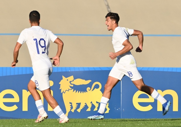 Charalampos Kostoulas ghi bàn cho U17 Hy Lạp (bên phải).