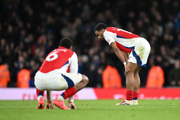 Arsenal bế tắc trước Everton.