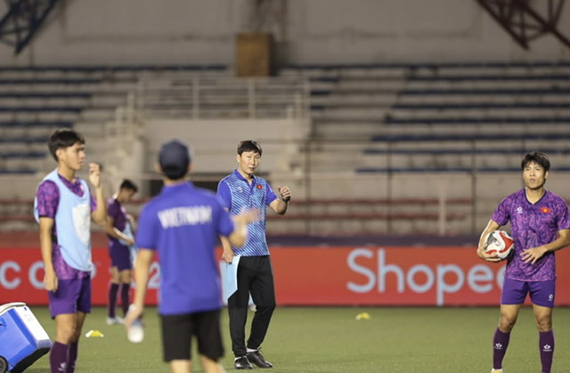 HLV Kim đang hoàn thiện lối chơi.