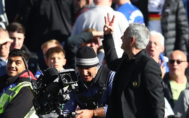 Mourinho nhắc nhở CĐV Chelsea về ba chức vô địch Premier League mà ông đã giành được cùng họ.