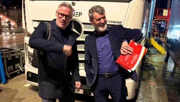 Jamie Carragher và Roy Keane tiếp tục trêu đùa vụ hẹn CĐV ra "ẩu đả".