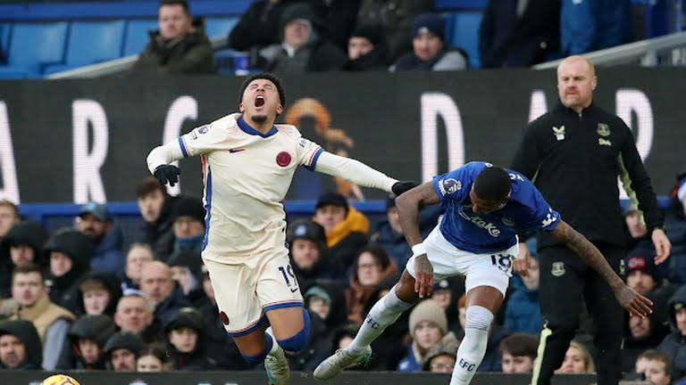 Chelsea bất ngờ để mất điểm trước Everton.