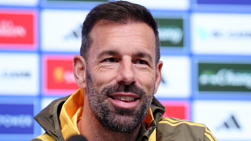 Van Nistelrooy ra mắt suôn sẻ cùng Leicester.