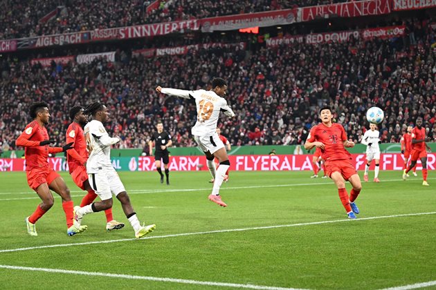 Trận chiến tại Allianz Arena Bayer Leverkusen quật ngã Bayern Munich với bàn thắng quyết định của Tella, thẻ đỏ của Neuer thay đổi toàn bộ câu chuyện