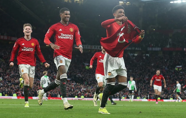 Amad ghi bàn vào lưới Liverpool.