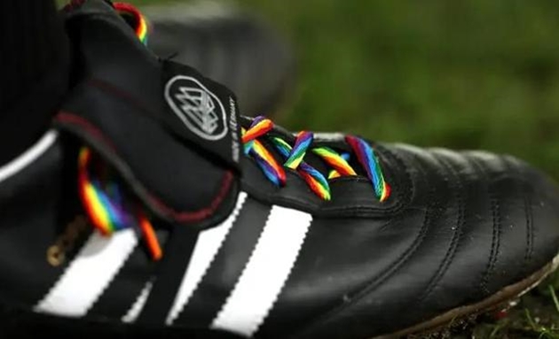 Chiến dịch Rainbow Laces gây tranh cãi tại Premier League.
