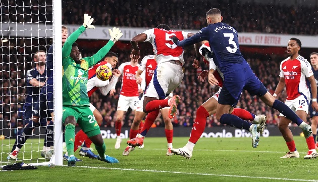 Onana để Arsenal chọc thủng lưới trong 2 pha đá phạt góc.