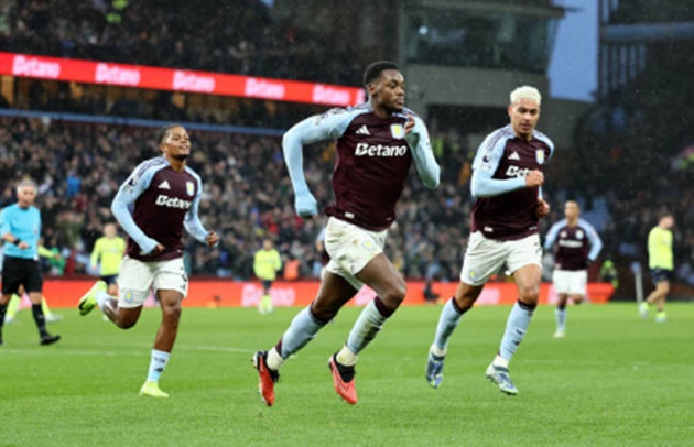 Villa chỉ cách Man City 2 điểm.