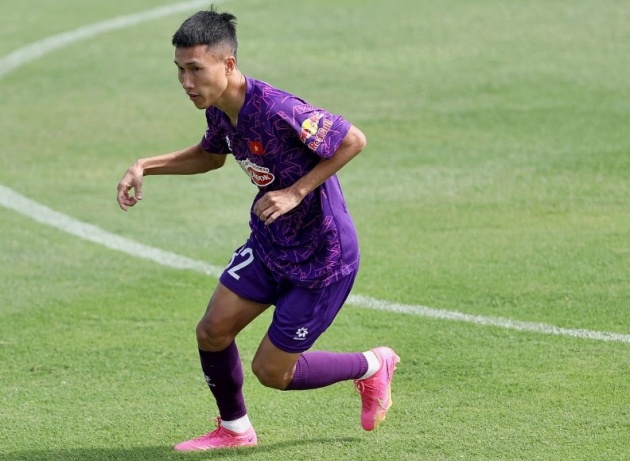 Hàng tiền vệ Việt Nam không quá cao to (Ảnh: Znews).