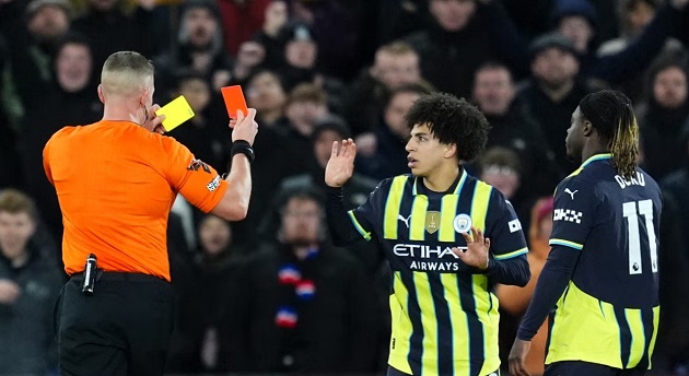 Tấm thẻ đỏ của Lewis khiến Man City không còn đủ sức ghi thêm bàn thứ 3.