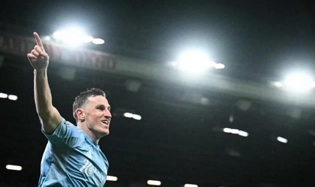 Wood trừng phạt hàng thủ lỏng lẻo của Man Utd.