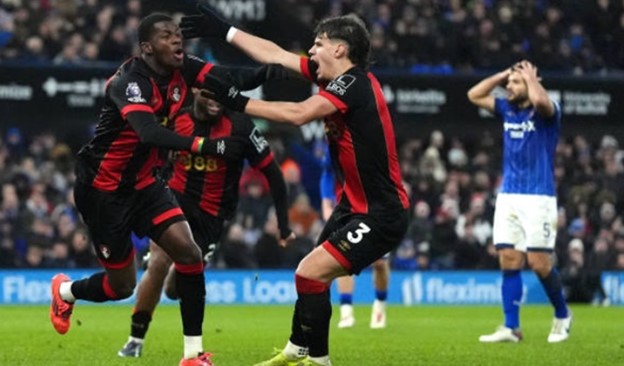 Ipswich để Bournemouth ngược dòng ở 8 phút cuối trận.