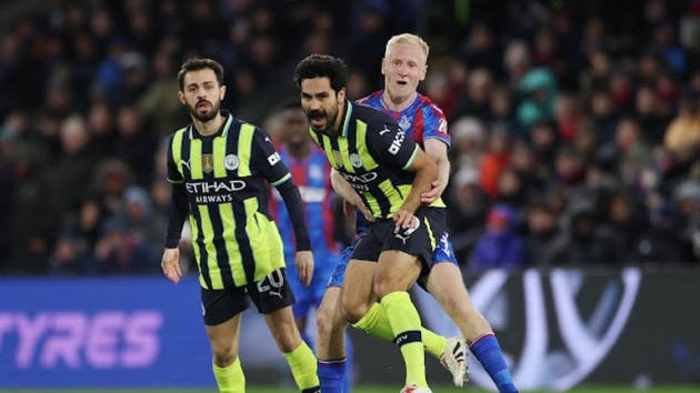 Palace khiến Man City chia điểm.