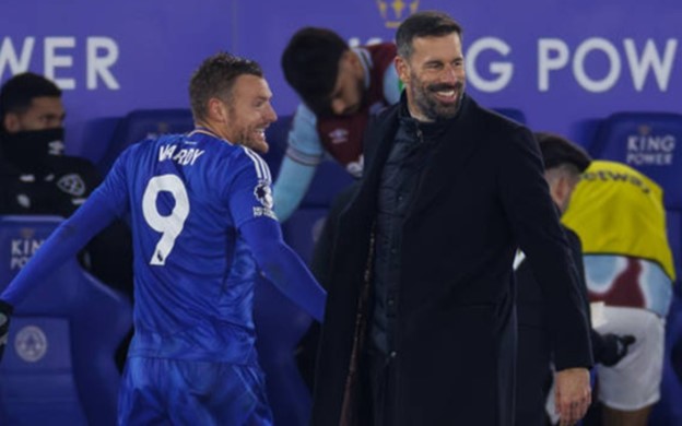 Jamie Vardy tỏa sáng giữ lại một điểm cho đội bóng của tân HLV Ruud van Nistelrooy.