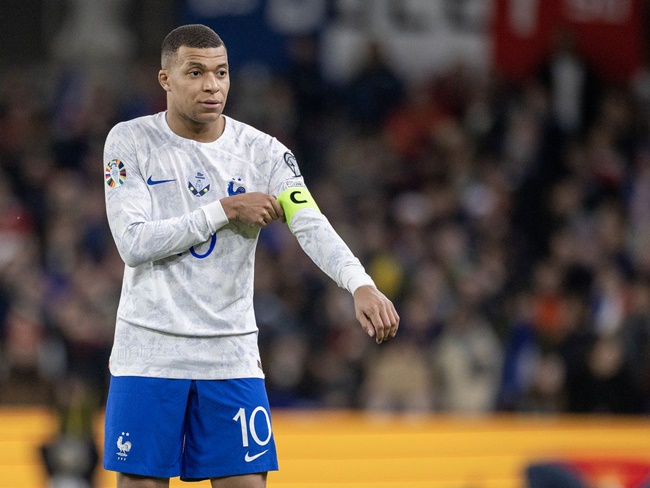 Một cái thoáng nhìn của Mbappe vô tình khiến cô nàng bình thường được chú ý.