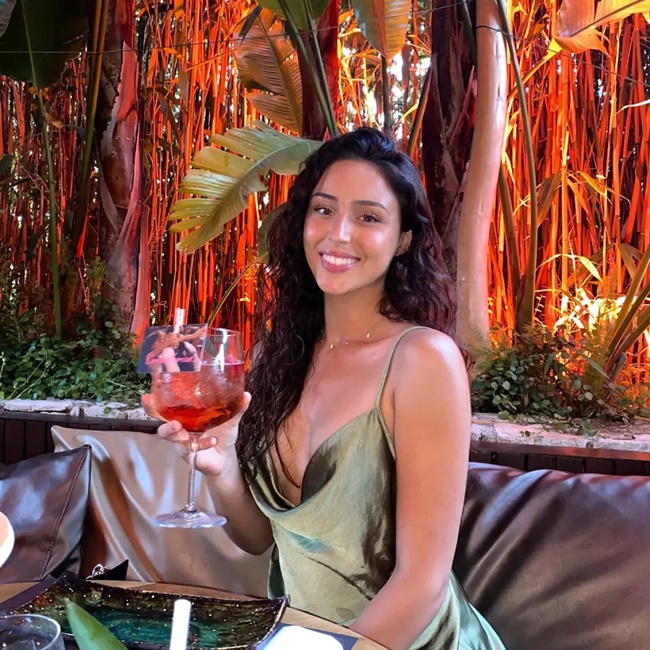 Bất chợt nổi tiếng bất thường, Lea vẫn giữ im lặng trước sự việc.