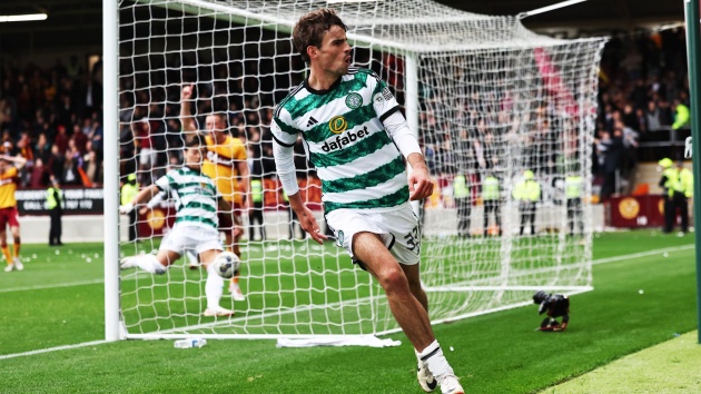O'Riley ăn mừng bàn thắng muộn vào lưới Motherwell.