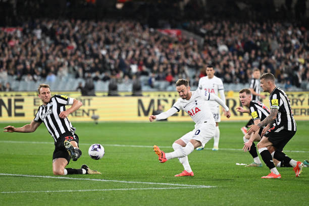James Maddison đưa Tottenham Hotspur vượt lên dẫn trước.