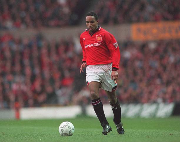 8. Paul Ince (116 trận, 2 danh hiệu). Là một trong số ít cầu thủ từng khoác áo Man Utd lẫn Liverpool, Ince từng được xem như tiền vệ xuất sắc bậc nhất nước Anh trong quãng thời gian chơi bóng tại Old Trafford, trước khi bị bán đi vì mâu thuẫn với Sir Alex.