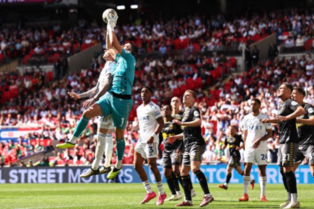 Leeds đang nỗ lực tìm bàn gỡ.