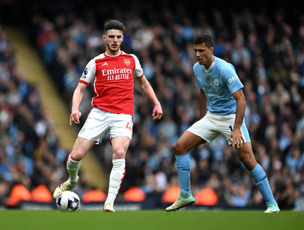 Arsenal vẫn chưa thể vượt mặt Man City.