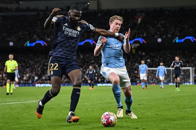 Rudiger trong một pha tranh chấp với Kevin De Bruyne.