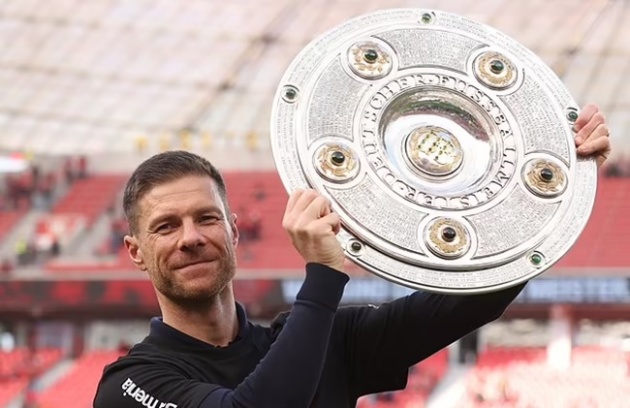 1. Xabi Alonso (Bayer Leverkusen). Alonso đạt thành công rực rỡ khi giúp Leverkusen bất bại trên hành trình vô địch Bundesliga. Thuyền trưởng người Tây Ban Nha cùng các học trò vô địch Cúp quốc gia Đức, về nhì ở Europa League.