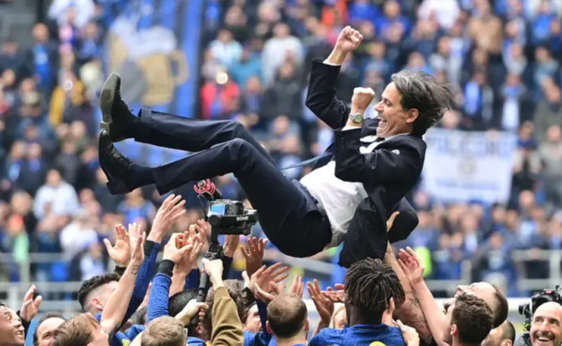 9. Simone Inzaghi (Inter Milan). Inzaghi cùng Inter Milan vô địch Serie A đầy thuyết phục. Nửa xanh thành Milan cho thấy sự tiến bộ vượt bậc xuyên suốt hai năm qua. Inzaghi được nhìn nhận là một trong những chiến lược gia xuất sắc nhất châu Âu hiện tại.
