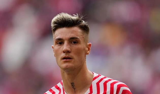 Trevoh Chalobah được M.U săn đón.