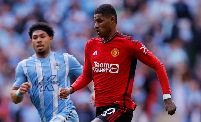 Rashford không chỉ nhanh nhẹn mà còn là một tiền đạo cầm bóng xuất sắc, có thể ghi bàn từ xa - HLV Mikel Arteta biết rất rõ. Trước những hàng phòng ngự lùi sâu, đặc điểm như vậy là vô giá, và Rashford cũng có khả năng thay đổi tốc độ tấn công ngay lập tức bằng một pha phối hợp nhanh và đột phá khéo léo ở phía sau.