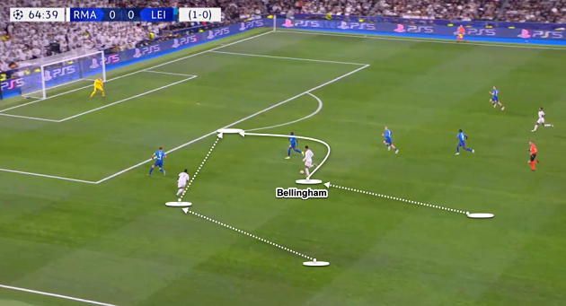Câu trả lời nằm ở sắp xếp của HLV Carlo Ancelotti. Ông đã để cho cầu thủ này đá lùi, ngay sau các tiền đạo.