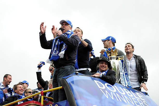 Ancelotti cùng Chelsea ăn mừng chức vô địch.