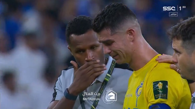 Chưa nguôi ngoai nỗi đau, Ronaldo tiếp tục vừa đi vừa khóc. Anh òa khóc như đứa trẻ dù ở tuổi 39, Ronaldo gần như chinh phục mọi danh hiệu cao quý nhất đời cầu thủ.