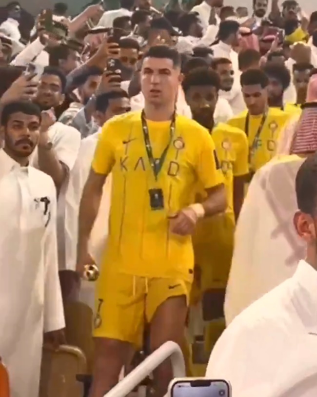 Ronaldo chán nản khi cùng toàn đội nhận huy chương về nhì.